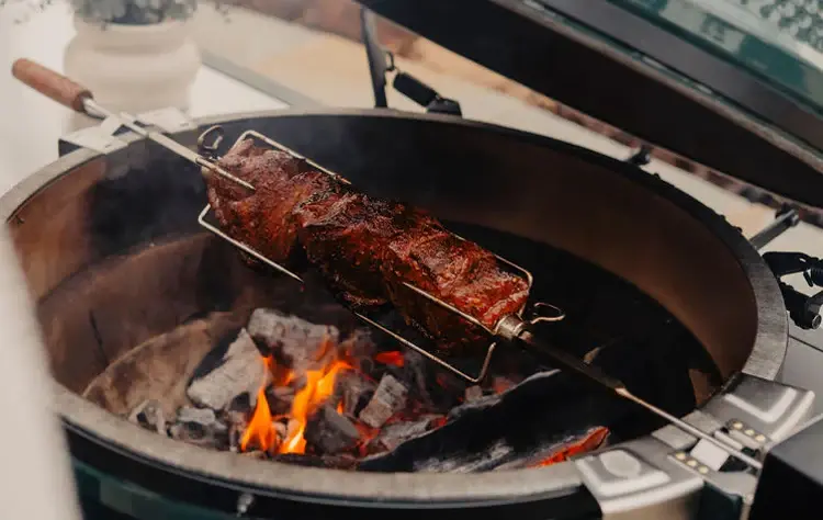 xl-big-green-egg-rotisserie-spinning-beef-over-open-fire.webp