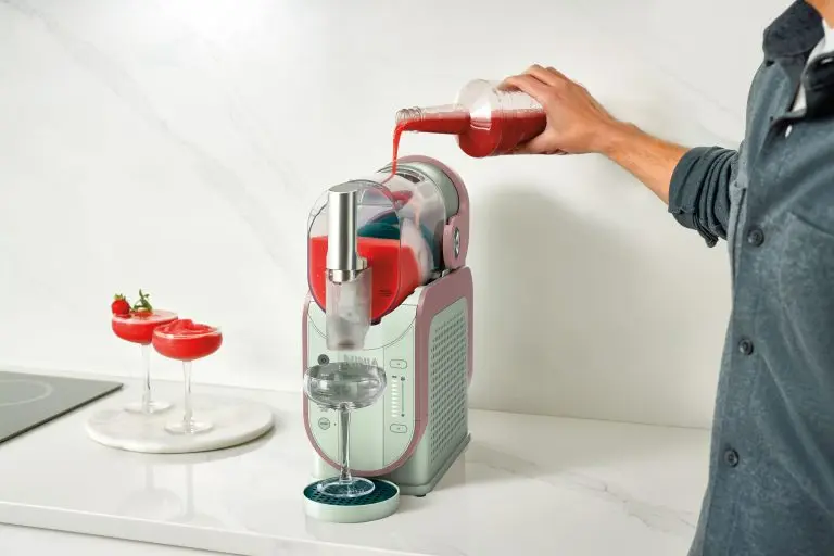 JPG-R_FS301EUMTPK_InUse_Kitchen_OnCounter_Filling_Man_Strawberry-768x512.webp