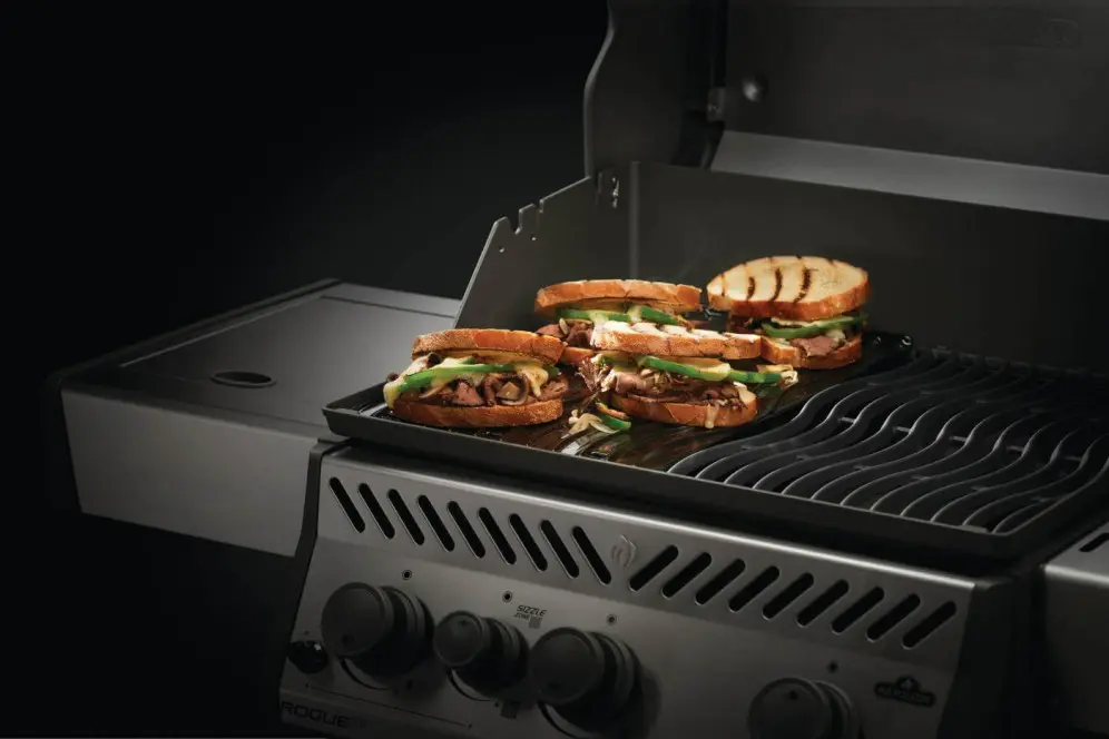56426-Web-Gallery-05-56426-High-gloss-griddle-InUse-Sandwiches.webp