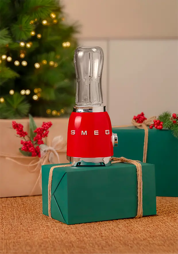 2025_Christmas_PBF01RDEU_Lifestyle_620x886_L10.webp